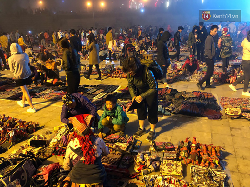 Chùm ảnh: Du khách thích thú tận hưởng khí lạnh ở thị trấn Sapa mờ sương vào dịp lễ 30/4